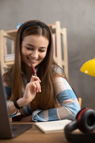 Fille Écrit Dans Cahier Notant Solitions Idée Pensée Étudiante Femme — Photo