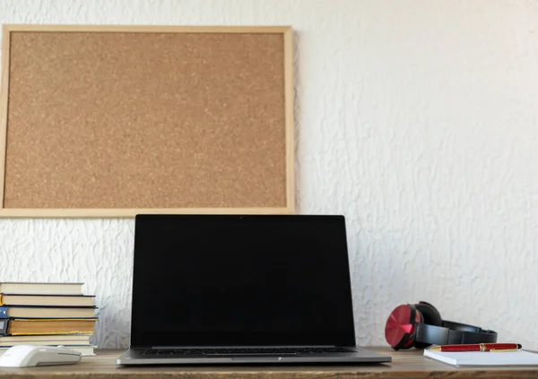 Ofisteki Masada Dizüstü Bilgisayar Defter Var Çevrimiçi Öğrenim Için Çalışma — Stok fotoğraf