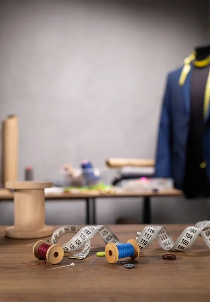 Terzi mankeni üzerinde dikiş aletleri ve terzi ceketi. Giysi mağazası iş yeri kavramı