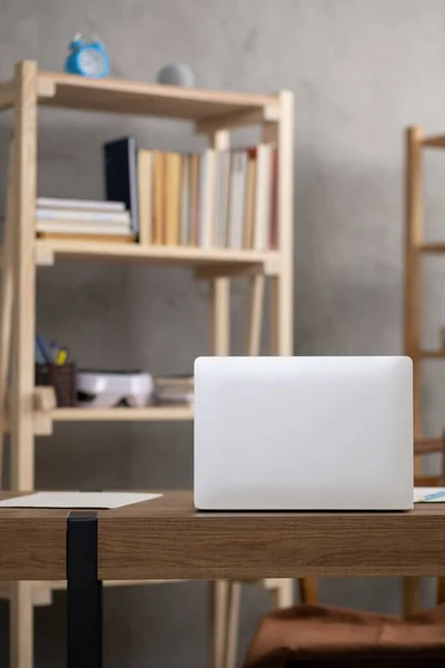 Ofisteki masada dizüstü bilgisayar ya da defter. Çevrimiçi öğrenim için çalışma yeri