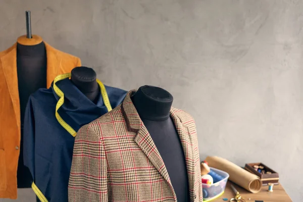 Terzi mankeni ve dikiş aletlerinde takım elbise ceketi. Giysi mağazası iş yeri kavramı
