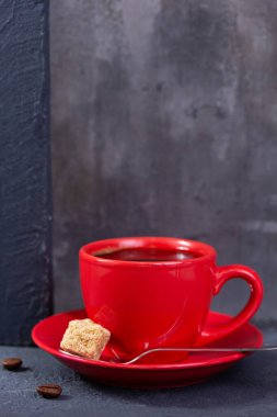 Masada bir fincan kahve. Kahve ve soyut arkaplan dokusu minimalizm konsept tarzı olarak