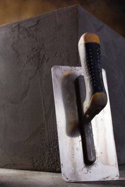 Çimento arka planında inşaat malası. Beton duvarda Mason aletleri