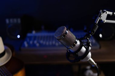 Mikrofon kaydı ve akustik gitar. Klasik gitarlı müzik konsepti