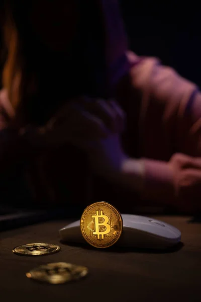 Γυναίκα Δείχνει Bitcoin Κοντά Φορητό Υπολογιστή Κορίτσι Και Λίγο Κέρμα — Φωτογραφία Αρχείου