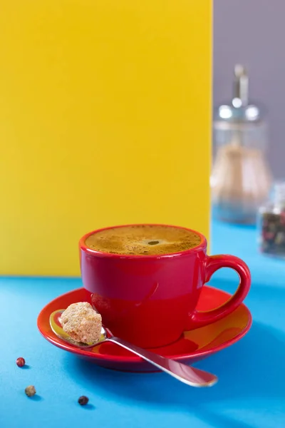 Soyut kağıt arkaplan dokusunda bir fincan kahve. Yiyecek ve içecek minimalizm konsepti