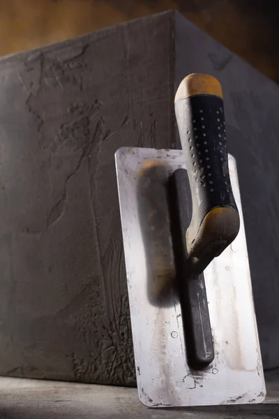 Çimento arka planında inşaat malası. Beton duvarda Mason aletleri