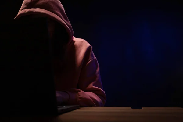 ラップトップコンピュータで働くハッカーの女性 暗室でのハッカー攻撃の背景 — ストック写真