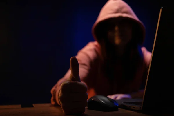 ラップトップコンピュータで働くハッカーの女性 暗室でのハッカー攻撃の背景 — ストック写真