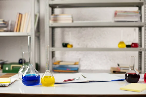 Sıvı reaktörlü test tüpü. Laboratuvar bilimi ve kimya laboratuarı cam eşyalar.