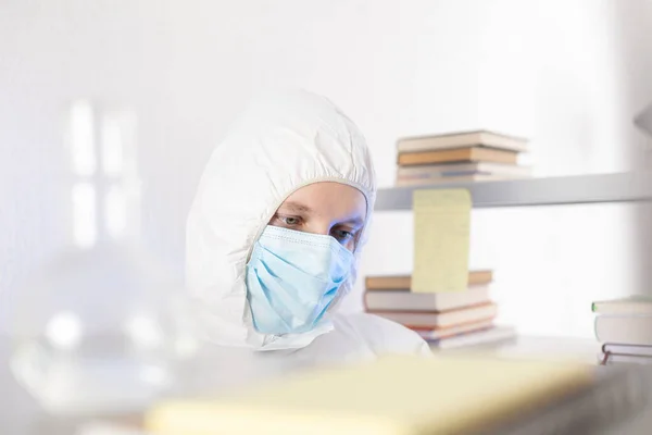 Bilim adamı sıvı reaksiyonlu test tüpü arıyor. Doktor ve kimya laboratuarı cam eşyalar.