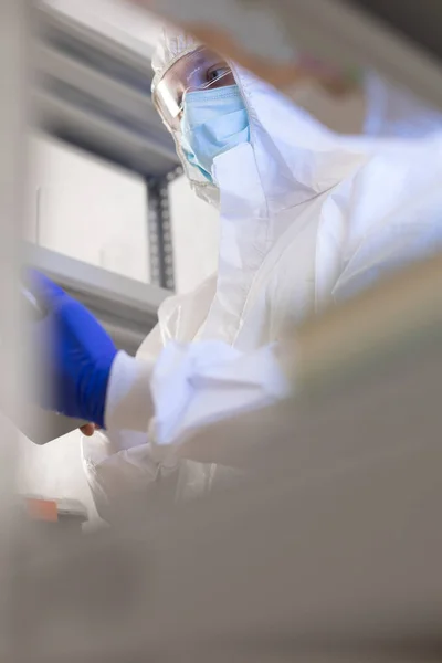 Bilim adamı sıvı reaksiyonlu test tüpü arıyor. Doktor ve kimya laboratuarı cam eşyalar.