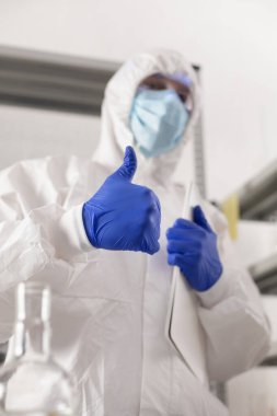Bilim adamı sıvı reaksiyonlu test tüpü arıyor. Doktor ve kimya laboratuarı cam eşyalar.