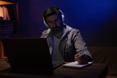 İş yerinde müşteriyle konuşan bir adam. Dizüstü bilgisayarda çalışan iş adamı.