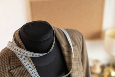 Terzi mankeni ve dikiş aletlerinde takım elbise ceketi. Giysi mağazası iş yeri kavramı