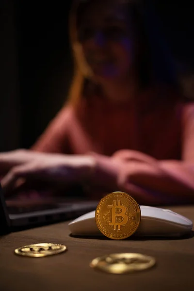 Γυναίκα Δείχνει Bitcoin Κοντά Φορητό Υπολογιστή Κορίτσι Και Λίγο Κέρμα — Φωτογραφία Αρχείου