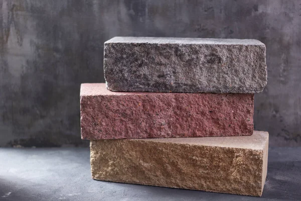 Soyut çimento arkaplan dokusunda inşaat tuğlası. İnşaat fikri kavramı