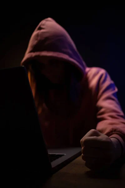 컴퓨터를 어두운 배경에서 해커의 — 스톡 사진