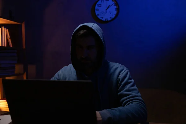 Computadora Portátil Trabajo Programador Masculino Trabajando Habitación Por Noche — Foto de Stock