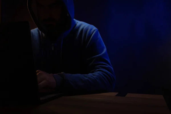 Homem Pirata Trabalhar Num Computador Portátil Ataque Hacker Fundo Quarto — Fotografia de Stock