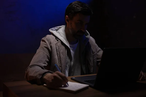 Homem Escrevendo Notepad Trabalhando Computador Portátil Local Trabalho Empresário Trabalhando — Fotografia de Stock