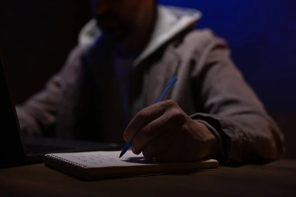 Homme Écrivant Bloc Notes Travaillant Sur Ordinateur Portable Homme Affaires — Photo