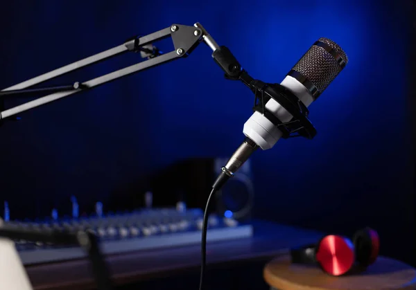 Mikrofon kayıtları ve kulaklıklar. Stüdyoda müzik kavramı