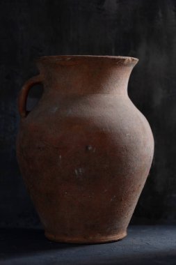 Arka plandaki eski kil sürahi. Şarap sürahisi