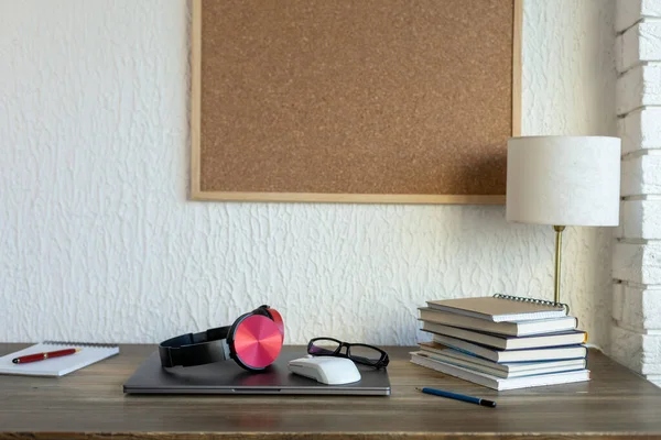 Ofisteki masada bilgisayar ve defter var. Çevrimiçi öğrenim için çalışma yeri