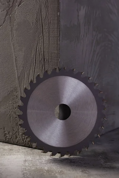 Soyut çimento arkaplan dokusunda dairesel bıçak ve beton küp. Evin duvar köşesi.