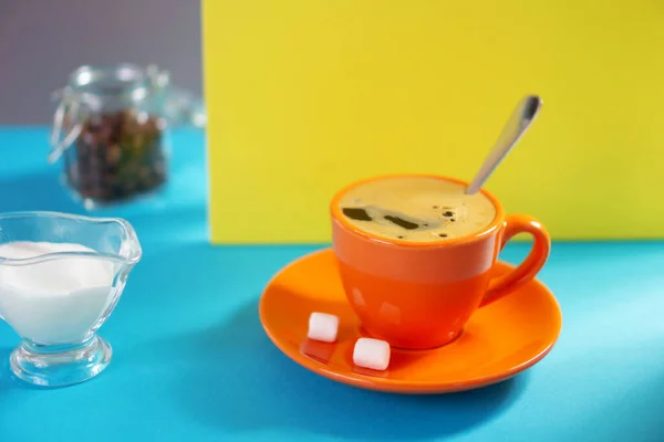 Masada bir fincan kahve. Kahve ve renkli arkaplan dokusu. Yiyecek ve içecek minimalizm konsepti