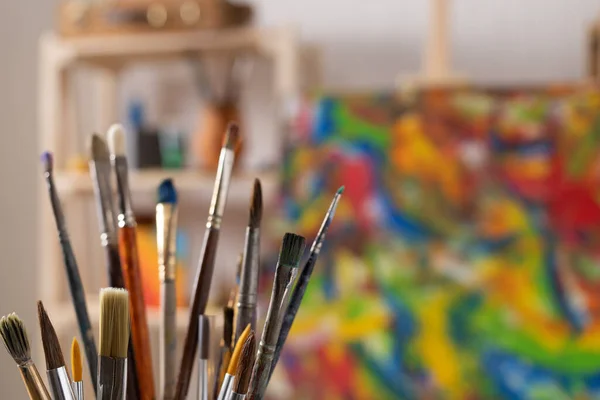 Ahşap arka planda boya fırçası ve resim boyama aletleri. Ressam stüdyosunda resim yapmak için boya fırçası