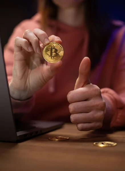 Mulher Mostrando Bitcoin Perto Computador Portátil Menina Moeda Bit — Fotografia de Stock