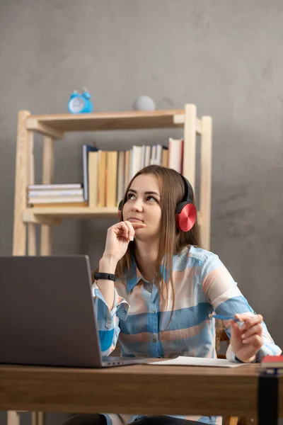 Fille Parlant Dans Les Écouteurs Pensant Solitions Idée Étudiante Femme — Photo