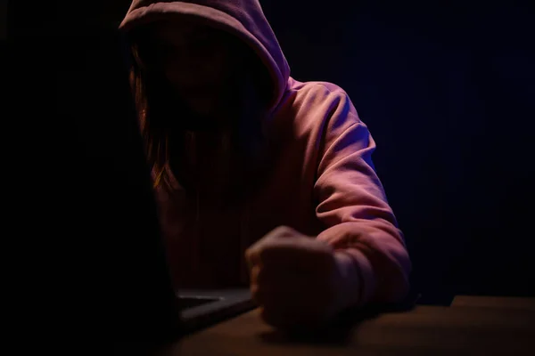 Hacker Mujer Que Trabaja Ordenador Portátil Hacker Ataque Fondo Habitación —  Fotos de Stock