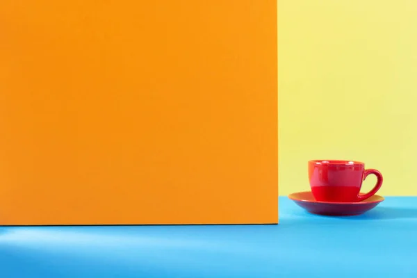 Masada bir fincan kahve. Kahve ve renkli arkaplan dokusu. Yiyecek ve içecek minimalizm konsepti