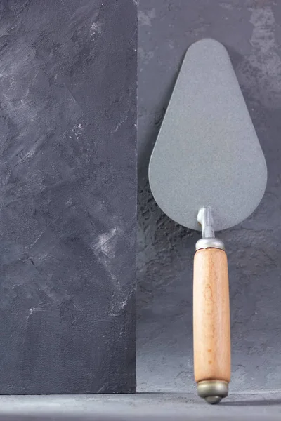 Çimento arka planında inşaat malası. Beton duvarda Mason aletleri