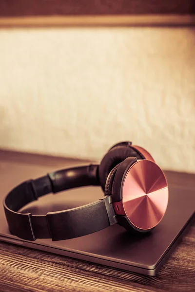 Ofisteki masada bilgisayar laptopu ve kulaklıklar. Çevrimiçi öğrenim için çalışma yeri