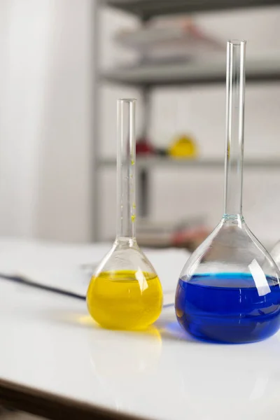 Sıvı reaktörlü test tüpü. Laboratuvar bilimi ve kimya laboratuarı cam eşyalar.