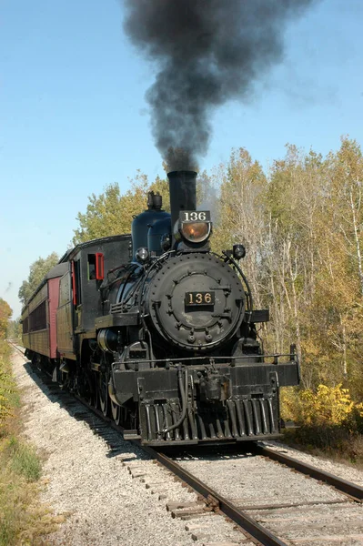 연기가 고장난 기관차 — 스톡 사진