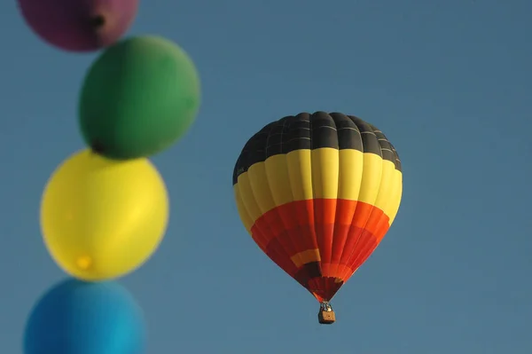 Hot Air Balloon Launching Blue Sky — Zdjęcie stockowe