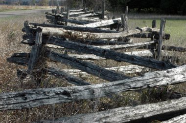 Karlı arka planda çit