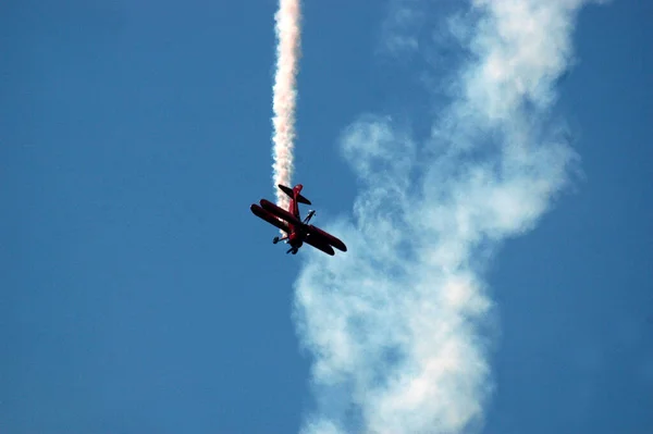 澄んだ青空に対する煙の後に急降下中のアクロバティックな航空機 — ストック写真