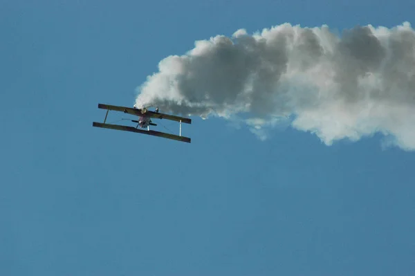 뒤에서 뒤따르는 연기와 하늘을 배경으로 비행기 — 스톡 사진