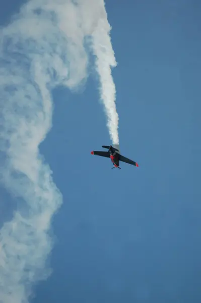 真っ青な空に向かって急降下中のアクロバット航空機 — ストック写真