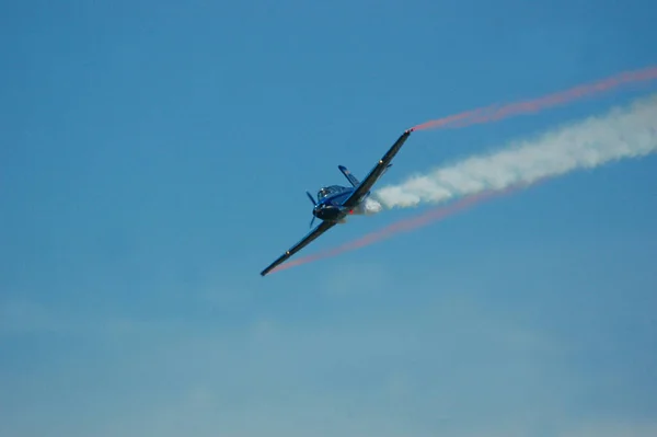 澄んだ青空に対する煙の後にアクロバティックな飛行機 — ストック写真