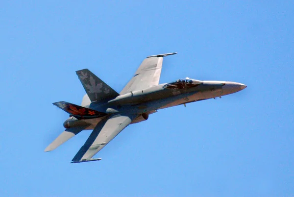 青い空に対する単一の軍用ジェット戦闘機 — ストック写真