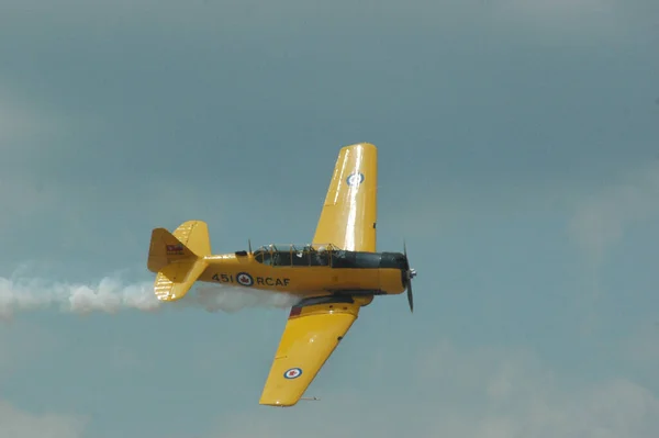 澄んだ青空との飛行中のハーバードのトレーナー — ストック写真