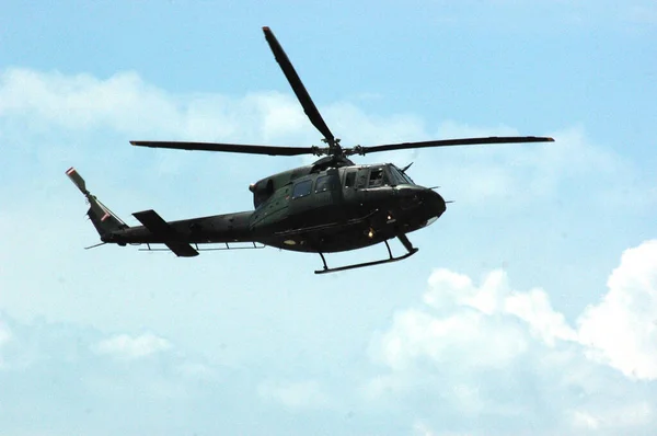 Militärhubschrauber Schwebt Gegen Blauen Himmel — Stockfoto