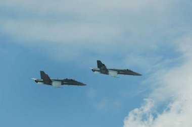 İki CF-18 Hornets savaş jeti.